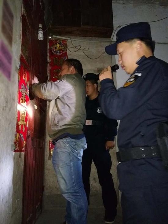 阳江粗心妈妈误将幼女锁家中 民警全城寻开锁师傅开门